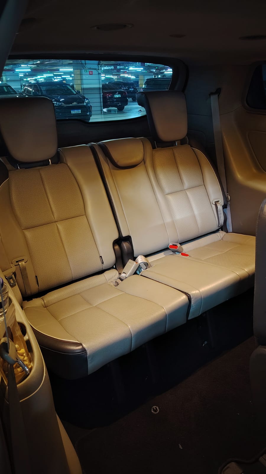 Banco traseiro de couro da minivan Kia Carnival