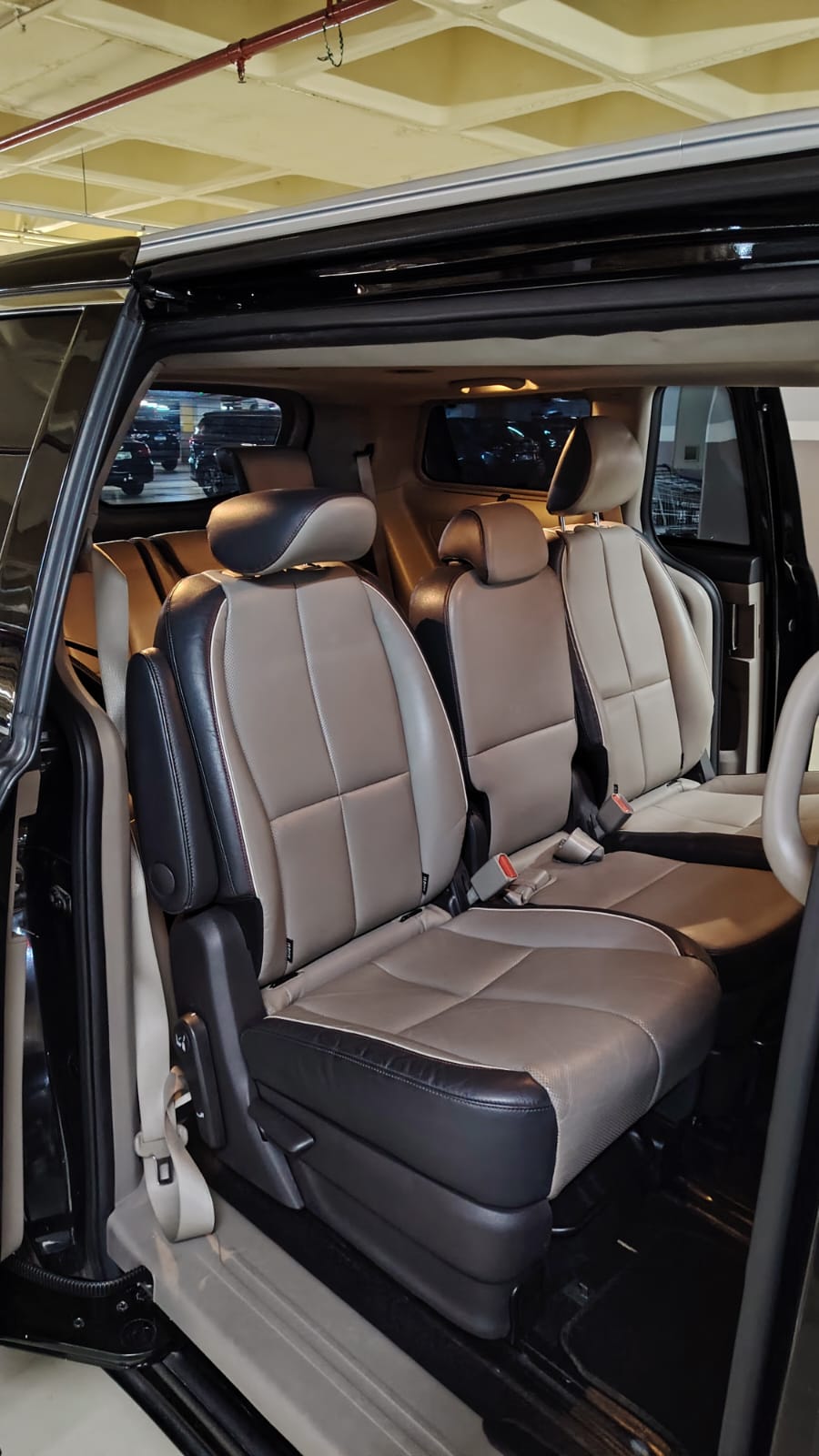 Bancos centrais de couro da minivan Kia Carnival
